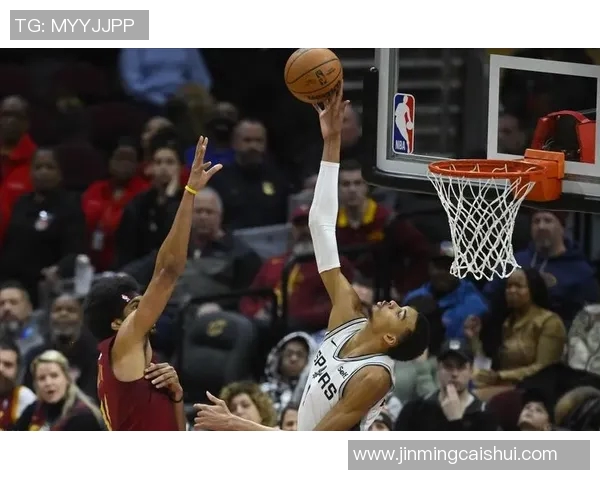 文班亚马首场比赛表现惊艳五次盖帽与字母哥隔扣引发热烈讨论